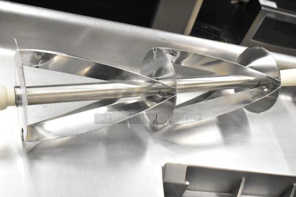 Stainless steel cutting pastry rolling pin with adjustable blades, in excellent condition. Ideal for precise dough shaping.