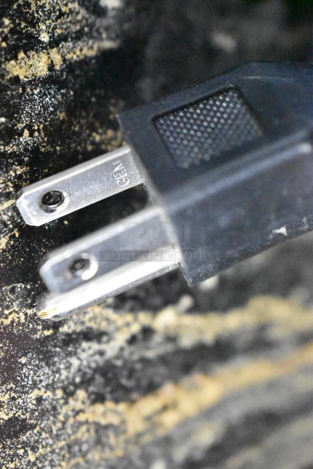 Power plug closeup for Avantco 178APT60HC Commercial Prep Table, indicating 115 Volts, 1 Phase connection.