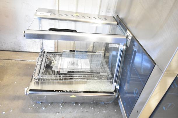 ServIt 423HDM26SA 26" heated display case, 3-shelf, countertop model with sliding doors; broken glass visible.