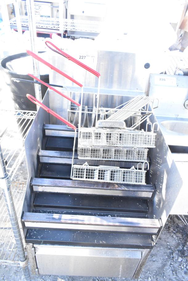 Glastender LDA-18S liquor display with four levels, includes fry baskets. Stainless steel, good condition, industrial use.