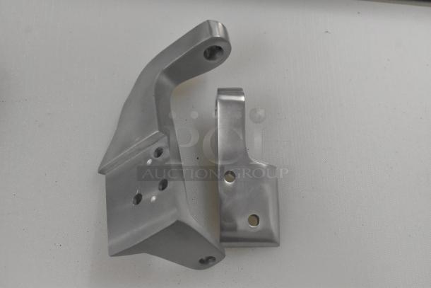 Brand new Avantco 177PSL130 meat press plate axle assembly, suitable for SL713MAN, SL713A, SL612A models. Mint condition with minor scratches.