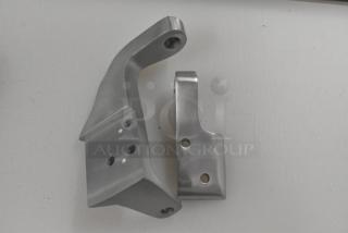 Brand new Avantco 177PSL130 meat press plate axle assembly, suitable for SL713MAN, SL713A, SL612A models. Mint condition with minor scratches.