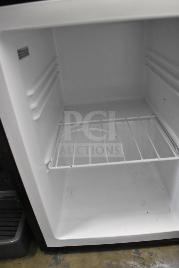 Euhomy MF-21-Y Mini Freezer, 115V, 1 Phase. Clean interior, wire shelf, minimal wear. Ideal for compact spaces.