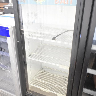 True GDM-12 commercial single door cooler, 115V, 1 Phase. Clear glass door, three wire shelves, visible "Live Bait" sign.