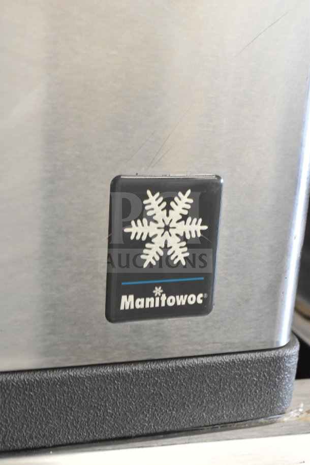 Manitowoc QD1002A ice machine head on MGR SP-800-SS bin, 208-230V, 1 phase; snowflake logo visible.