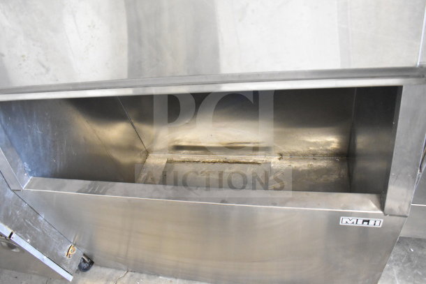Manitowoc QD1002A ice machine head on MGR SP-800-SS bin. Stainless steel, 208-230V, 1 phase, commercial use.