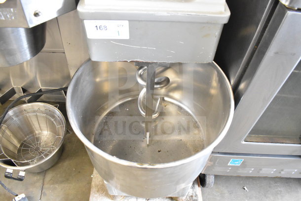 Attias HS40DA 40L spiral mixer, features mixing bowl, bowl guard, dough hook. Condition shows wear. Model number visible.