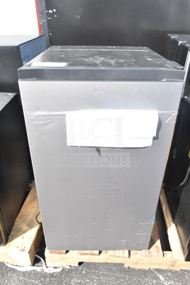 Various mini cooler auction lot including Hisense, Arctic King. 115V, 1 phase. Good condition, scratches visible.
