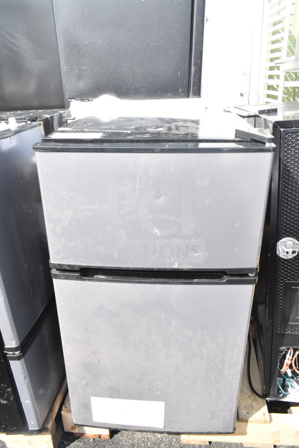 5 mini coolers, including Galanz, 115 volts, 1 phase. Light wear visible. Sold in a set of 5, multiply your bid by 5.