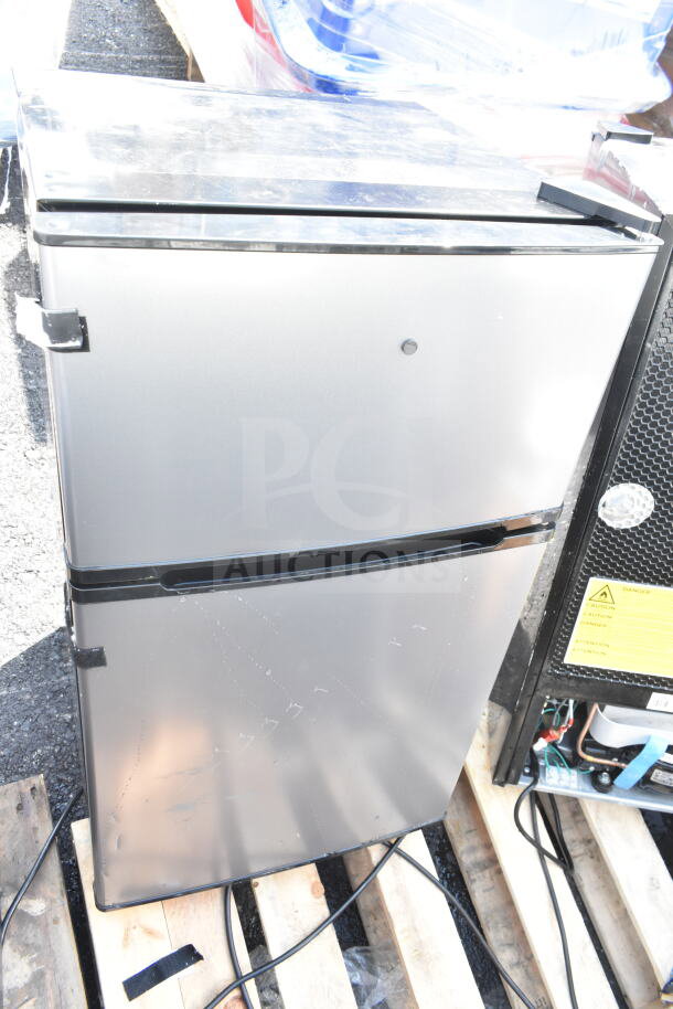 5 various mini coolers including Galanz, 115 volts, 1 phase. Slight scratches visible. Auction lot: 5 times your bid.