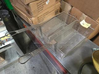 Lot of 2 fry baskets with long handles, metal mesh design, in good condition. Ideal for commercial kitchen use.