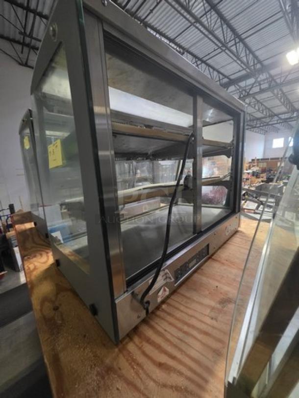 Sanden Vendo model HFD000006 hot food display case, 115V, 1PH, in good condition. Features glass panels and interior shelving.