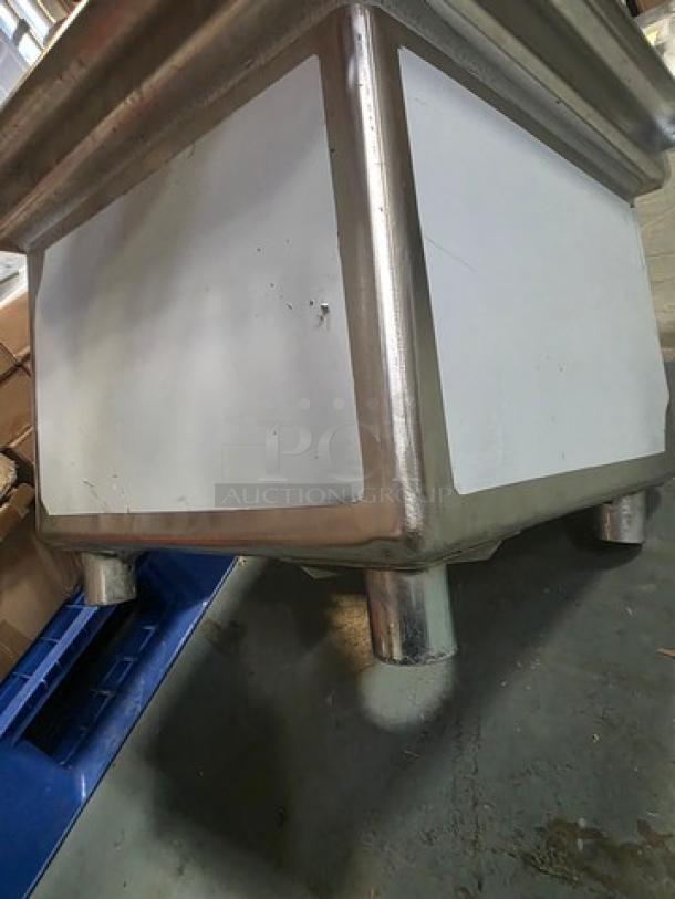 Steelton 24" stainless steel one compartment commercial sink, model 522CS11818N. No legs included. Slight wear visible.
