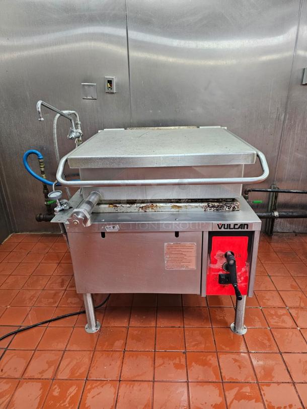 VULCAN VG30 30-gallon gas tilting skillet, stainless steel. Features control panel, visible wear, suited for large-scale cooking.