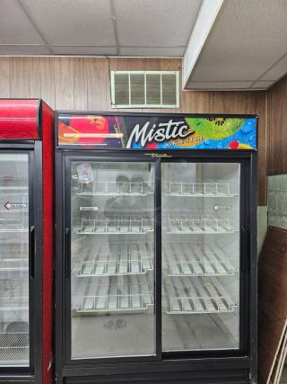 True GDM-45 merchandiser with two sliding glass doors. Features six wire shelves. Tested and working. Mistic branding displayed.