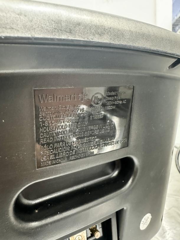 Farberware 4-liter deep fryer, model 103736. Features 120V-60Hz AC, 1800W. Label indicates household use only. Made in China.