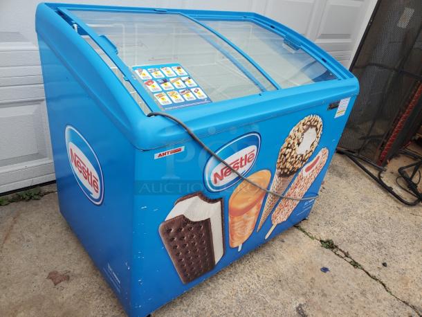 AHT RIO S 100 ice cream freezer merchandiser, blue with Nestlé branding, sliding glass top, good condition.