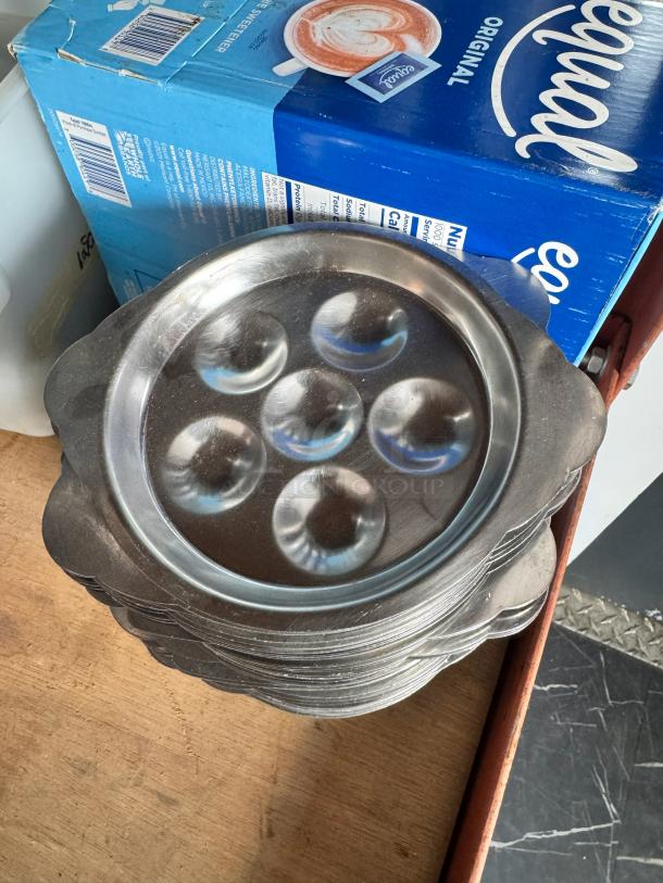 Stainless steel escargot dish BIDX25 with six indentations, in good condition. Ideal for serving escargot.