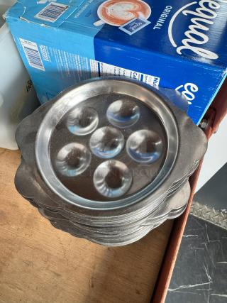 Stainless steel escargot dish BIDX25 with six indentations, in good condition. Ideal for serving escargot.