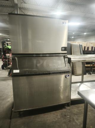 Manitowoc Ice IDT1500A/D970 ice machine with 882 lb storage bin, air-cooled, 208-230v. Stainless steel, robust design.