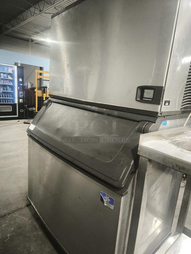 Manitowoc Ice IDT1500A/D970 ice machine, Indigo NXT model, air-cooled, 1688 lb capacity, with 882 lb storage bin.