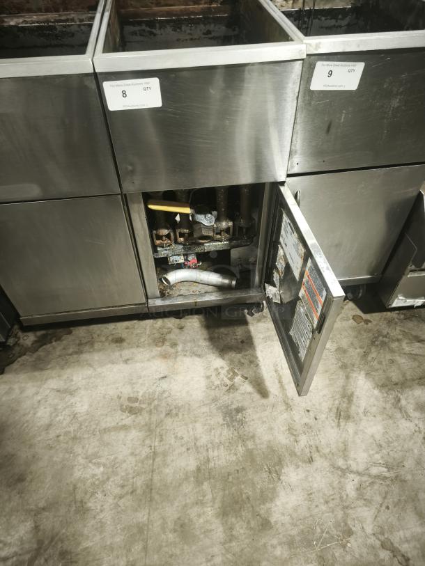 Southbend SB45S gas fryer, 42-50 lbs capacity, 14"x14" fry area, floor model, visible control panel, open door, used condition.