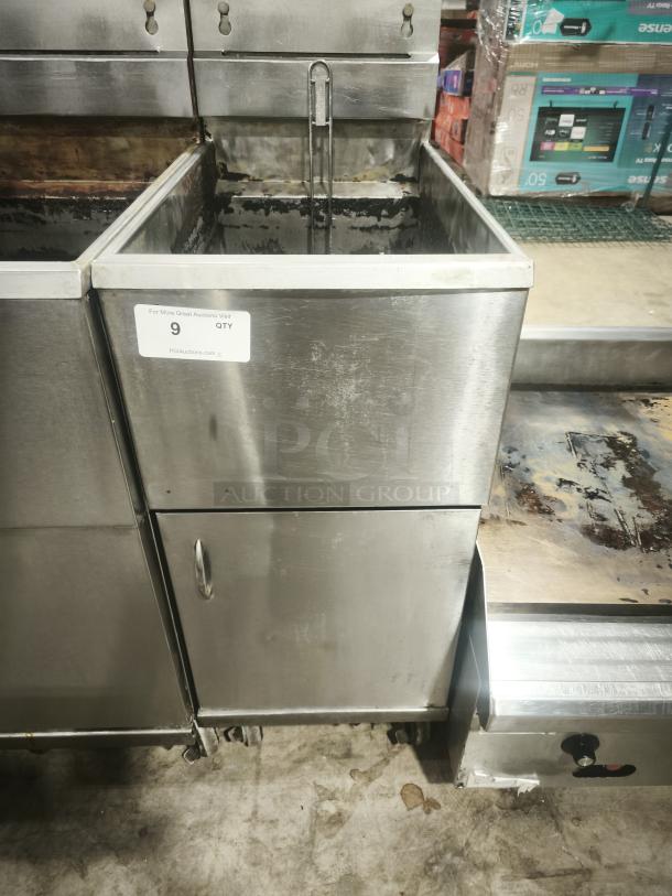 Southbend SB45S gas fryer, 42-50 lbs capacity, 14"x14" fry area, stainless steel, floor model, visible wear, model SB45S.