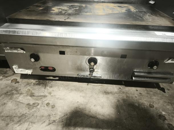 Southbend HDG-36 36" gas griddle, 1" steel plate, thermostatic controls, stainless steel, natural gas, good condition.
