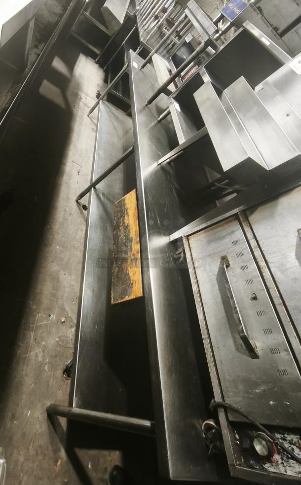 Stainless steel table with 1 shelf, in used condition. Large rectangular design, sturdy metal frame, ideal for industrial use.