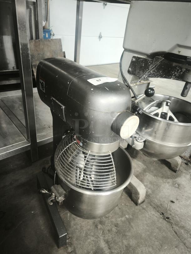 Avantco MX20 20 Qt. heavy-duty mixer, black, planetary stand, with guard and attachments, used condition.