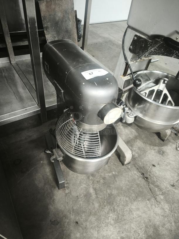 Avantco MX20 20 Qt. planetary stand mixer with guard, 1 1/2 hp, used condition, model MX20, visible label "67".
