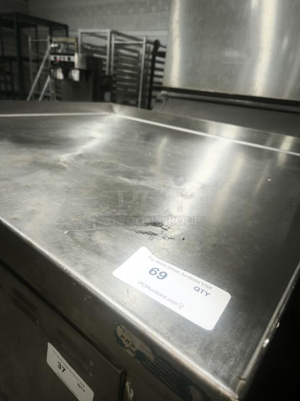 Globe SP30 stainless steel table with 1 shelf, tag visible, in good condition. Ideal for commercial use.