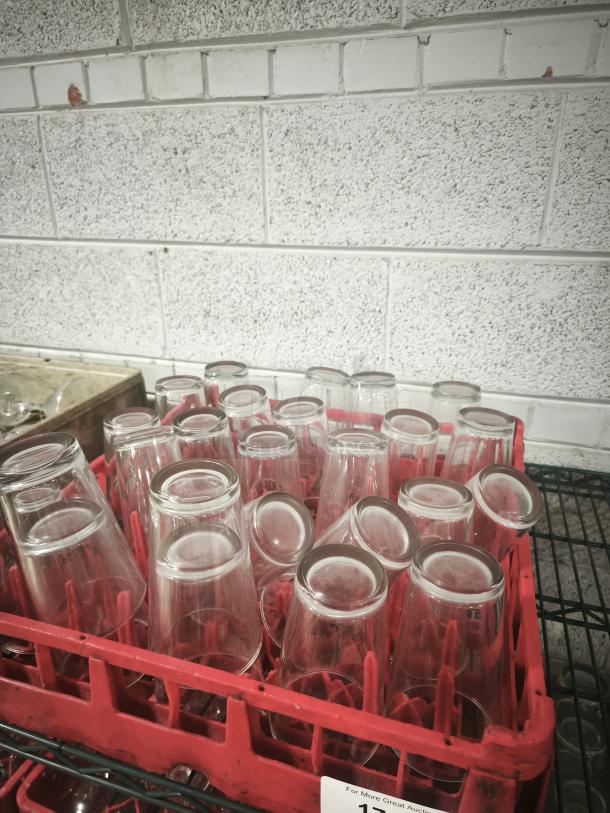 Vintage glass tumblers in a red crate, set of 16. Clear glass, used condition. Ideal for restaurants or collectors.