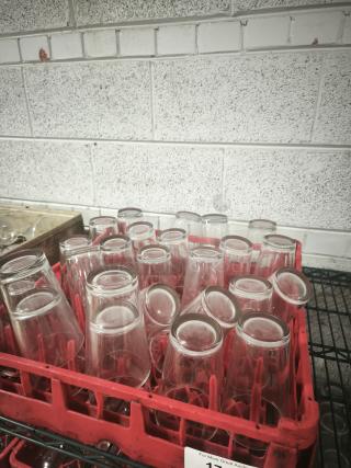 Vintage glass tumblers in a red crate, set of 16. Clear glass, used condition. Ideal for restaurants or collectors.