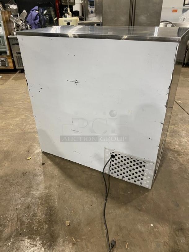 Leader LB48SC refrigerated lowboy worktop, stainless steel, 48", double glass sliding doors, chrome rack, on casters.