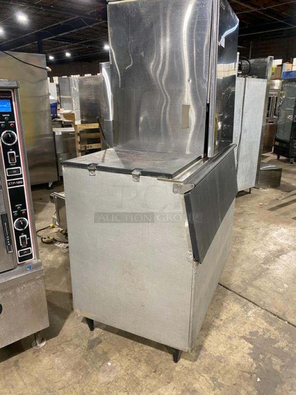 Hoshizaki KM-901MRH stainless steel ice maker/bin combo, crescent cube style. 208-230V, 1 phase, on legs, commercial use.