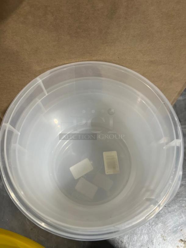 Rubbermaid Commercial 6 Qt. clear polycarbonate food storage container with yellow lid. New condition.