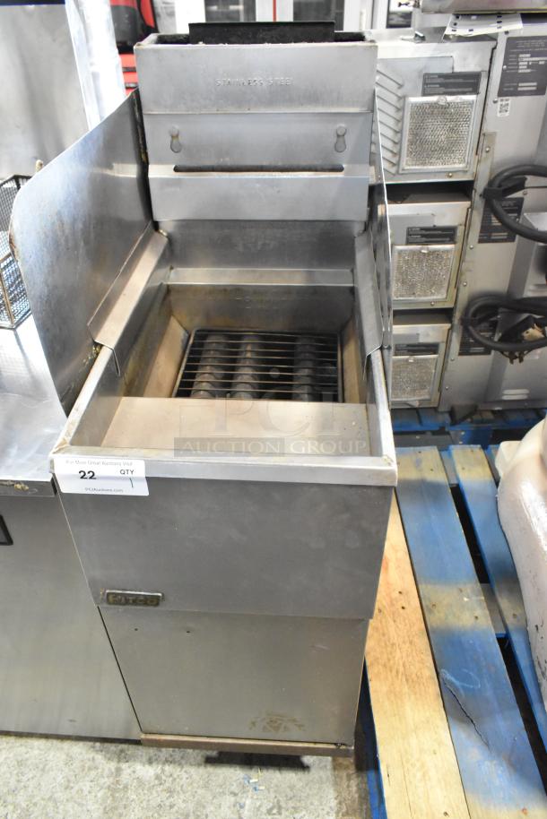 Pitco Frialator 35C stainless steel natural gas deep fat fryer with 2 metal baskets. 90,000 BTU. Floor model in used condition.