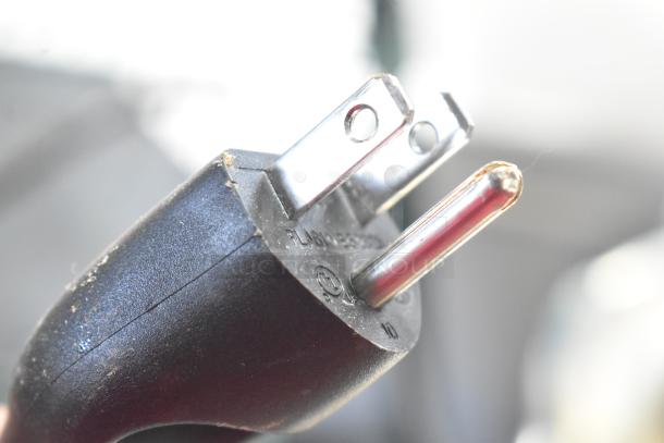 Breville commercial juicer power plug, 115V, 1 Phase, stainless steel. Close-up of three-prong plug indicating its electrical compatibility.