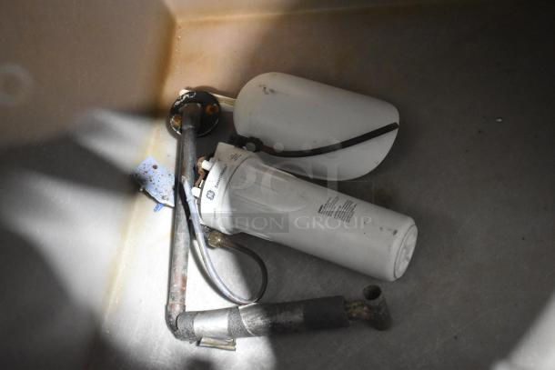 Stainless steel Manitowoc ID0606W-261 ice head on S570 bin, 208-230V, 1 phase. Includes filtration and connecting pipes.