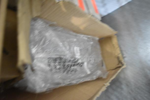 箱内の新品商品、未開封の包装から判別。デクスターオイスターナイフ、カンブロトング、更新ステーキフォーク、ウィンコドレーナーシェルフが含まれています。