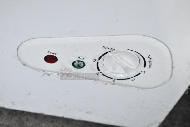 Control panel of XS-160YX Metal Chest Merchandiser, showing power and run indicators, temperature dial.