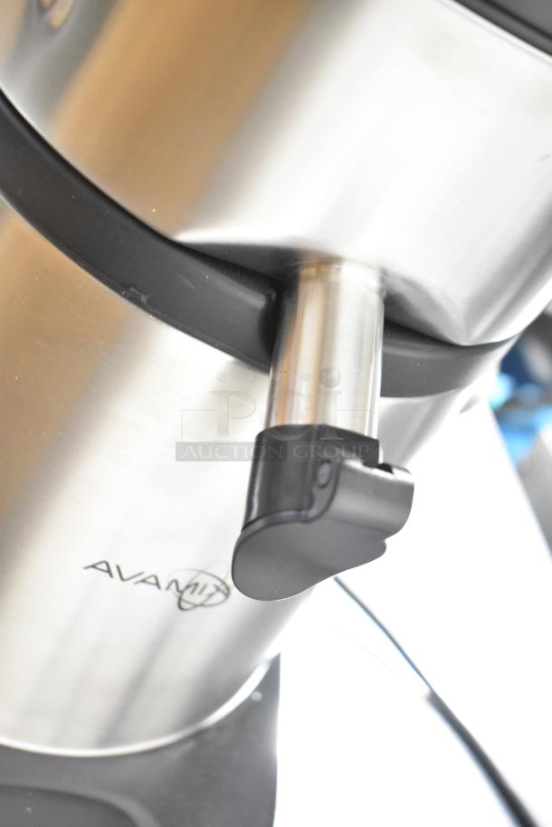 AvaMix 928JE700 stainless steel juice extractor with pulp ejection, brand new scratch and dent, logo visible, 120V, 1 phase.