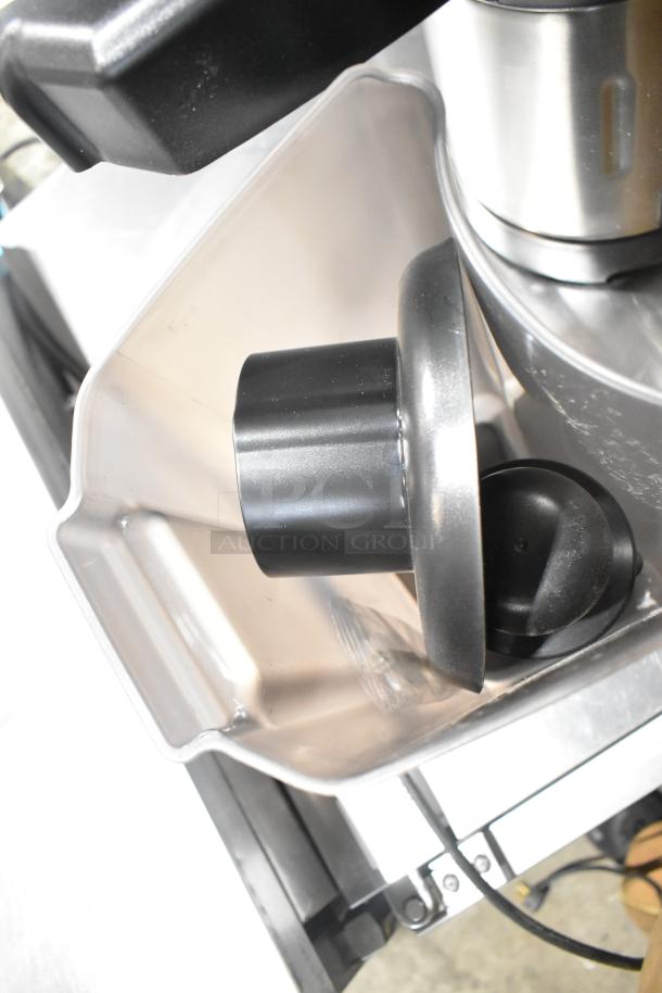 AvaMix 928JE700 stainless steel juice extractor, new with minor scratches. Features continuous feed, pulp ejection, 120V.