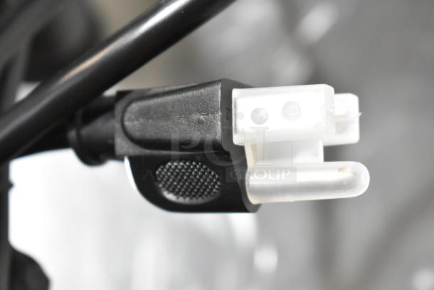 Close-up image of a black and white plug attachment for the AvaMix 928JE700 juice extractor, emphasizing its connection detail.