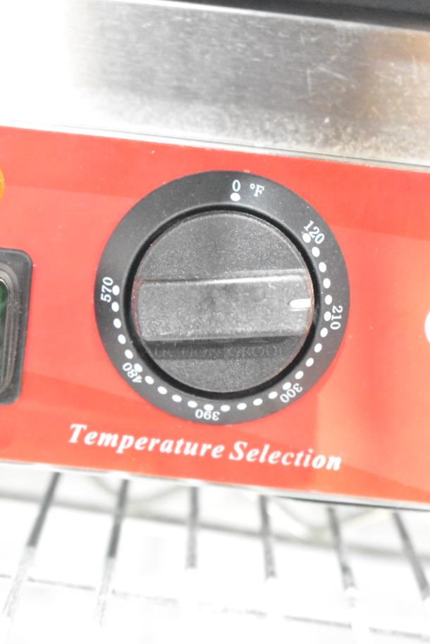 Avantco 177PG400T Panini Grill temperature dial, showing adjustable temperature settings from 120°F to 570°F.