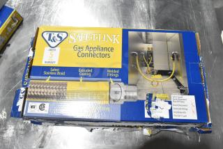 Brand new T&S HG-4D-48K Safe-T-Link 48" yellow gas appliance connector hose kit. Includes FreeSpin fitting, 3/4" NPT. Box shows scratches and dents.