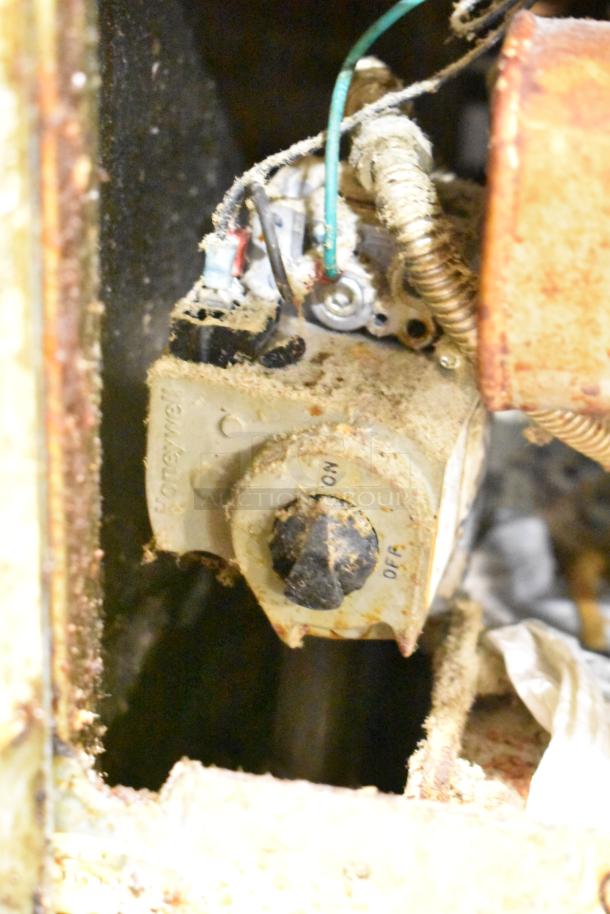 Rusty control knob of Frymaster FPGL230 deep fat fryer; shows signs of wear, used in commercial kitchens.