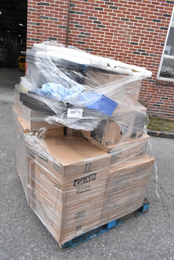 32 brand new scratch and dent items including bus tubs and ingredient bins, wrapped on a pallet with visible "Glad" labels.