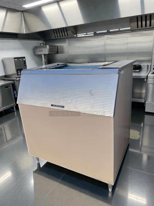 Manitowoc Commercial Ice Storage Bin, like-new, heavy-duty, USA-made. Fully inspected, ready for use. Model: MAN-L-ICE-0290.